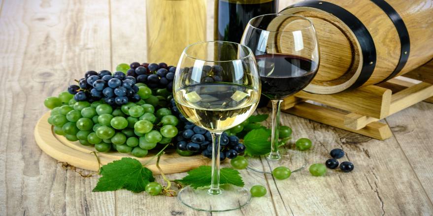 Vin i glas og druer